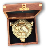 Brújula con reloj de sol con caja de madera SC92